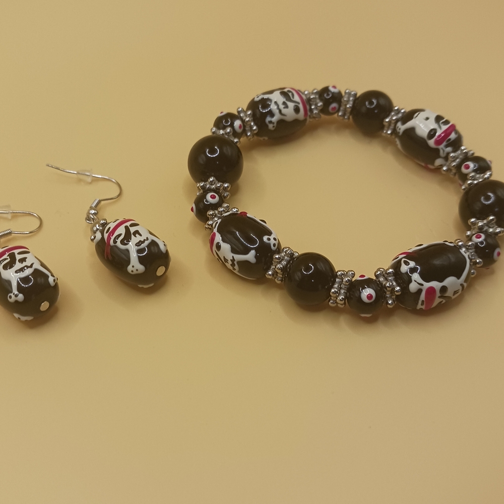 Pirate Skull Black and White Beads Bracelet And Earrings Halloween Jewelry Set - Picture 2 of 4